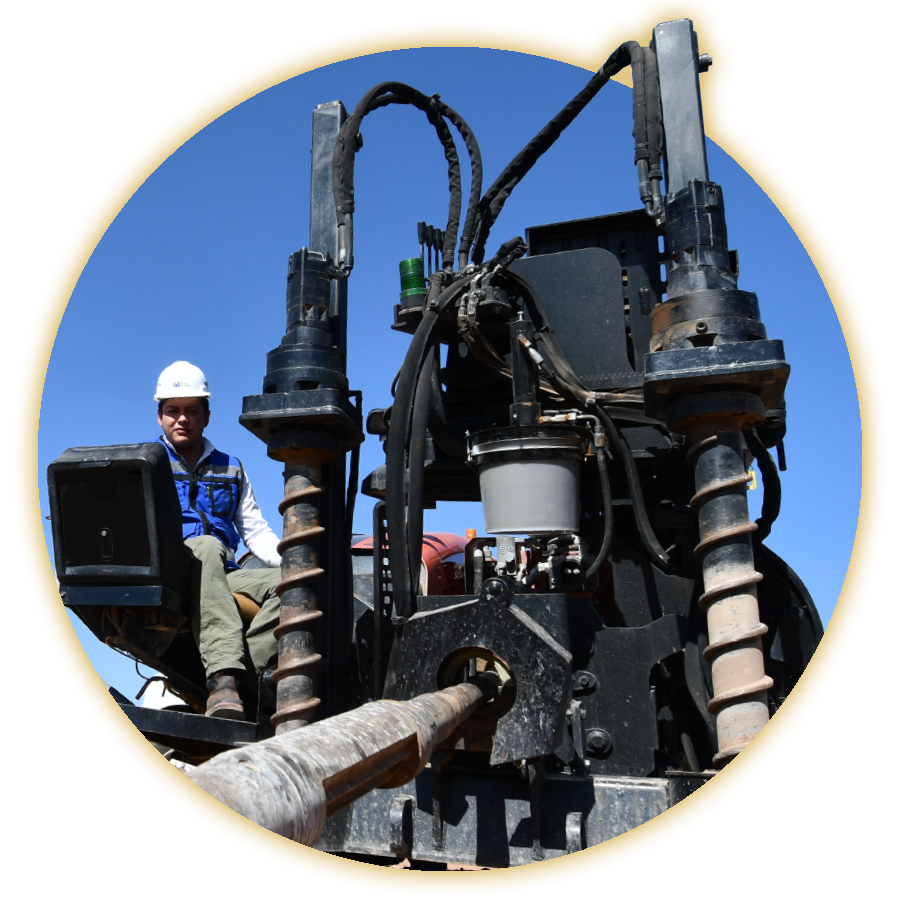 Trabajadores realizando perforación direccional en el suelo